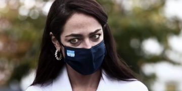 Ετοιμάζουν απολύσεις για τα εμβόλια – Η Μιχαηλίδου τα μάζεψε, ο Βορίδης τα… ξανάπλωσε (βίντεο)