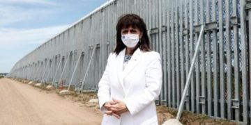 Στον φράχτη (του Έβρου) δίνει παράσημο η Σακελλαροπούλου!