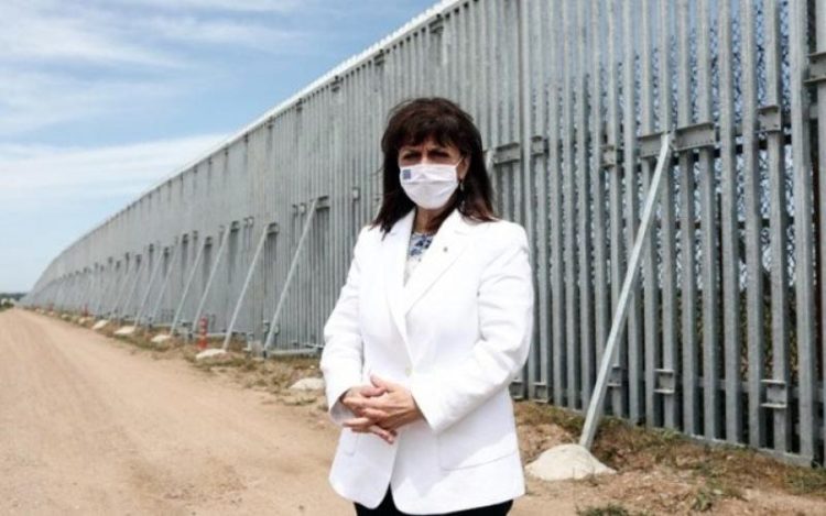 Στον φράχτη (του Έβρου) δίνει παράσημο η Σακελλαροπούλου!