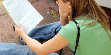 Eπιστολή μητέρας στην Κεραμέως: «Παιδιά σε αδιέξοδο τόσο άδικα και παράδοξα!»