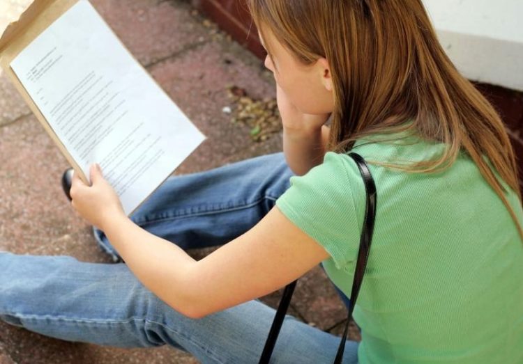 Eπιστολή μητέρας στην Κεραμέως: «Παιδιά σε αδιέξοδο τόσο άδικα και παράδοξα!»