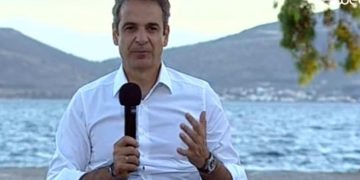 Ημίμετρα «ατομικής προστασίας» και παραινέσεις ενώ ο καύσωνας παραλύει τη χώρα