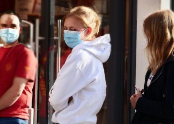 Σπρώχνουν  στο περιθώριο τη νεολαία