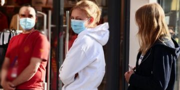 Σπρώχνουν  στο περιθώριο τη νεολαία