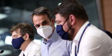 Ρίχνουν το φταίξιμο στη νεολαία, επενδύουν στο διχασμό