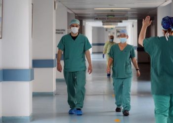 Από τα «χειροκροτήματα» στις… υποχρεωτικές απολύσεις υγειονομικών
