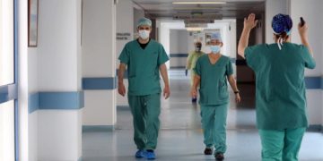 Από τα «χειροκροτήματα» στις… υποχρεωτικές απολύσεις υγειονομικών