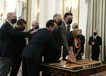 ΝΑΡ: Και τραγωδία και κωμωδία ο ανασχηματισμός
