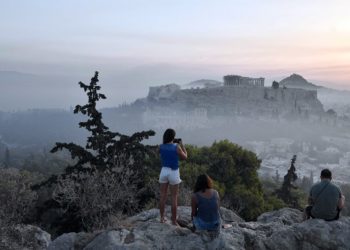 Η Ελλάδα στις φλόγες: Περιπολικά παντού, πυροσβεστικά πουθενά!