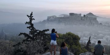 Η Ελλάδα στις φλόγες: Περιπολικά παντού, πυροσβεστικά πουθενά!