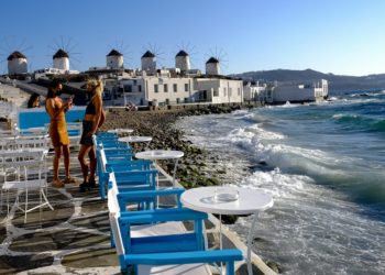 Οι τουρίστες φεύγουν, η υποχρεωτική μάσκα σε εξωτερικούς χώρους επιστρέφει!