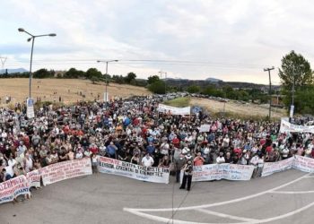 Μεγάλο και μαχητικό συλλαλητήριο στη Στροφυλιά στην Εύβοια (φωτογραφίες-βίντεο)