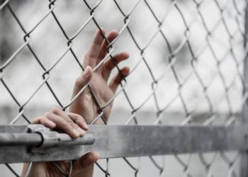 Η κυβέρνηση υψώνει ρατσιστικά τείχη κατά Αφγανών προσφύγων