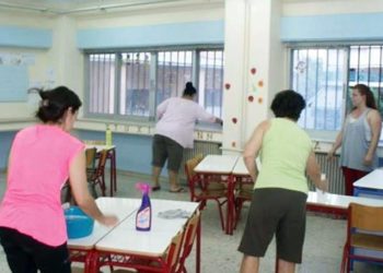 Τσεκούρι Βορίδη στις σχολικές καθαρίστριες εν μέσω πανδημίας με σχετικές ρατσιστικές πινελιές