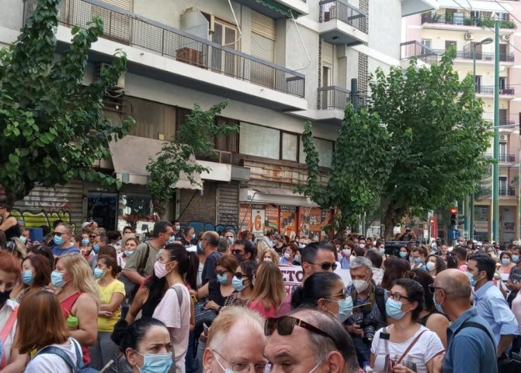 Πρώτη μαζική απάντηση από τους «ήρωες της υγείας» (φωτογραφίες και βίντεο)