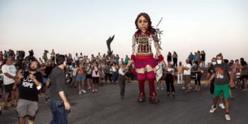 Η Οδύσσεια της ξύλινης προσφυγοπούλας Αμάλ