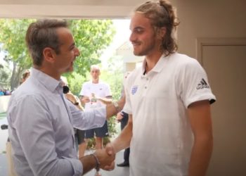 Ο Τσιτσιπάς ξαναχτυπά: «Το εμβόλιο είναι για τους μεγαλύτερους, δεν έχει δοκιμαστεί αρκετά»