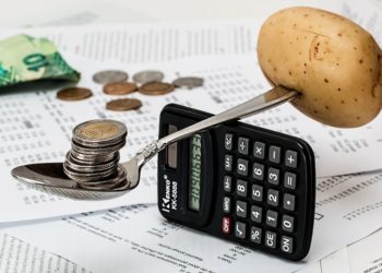 Ανατιμήσεις στον βωμό της «ανάπτυξης»: Διεθνές κύμα ακρίβειας για το «ιερό» κέρδος