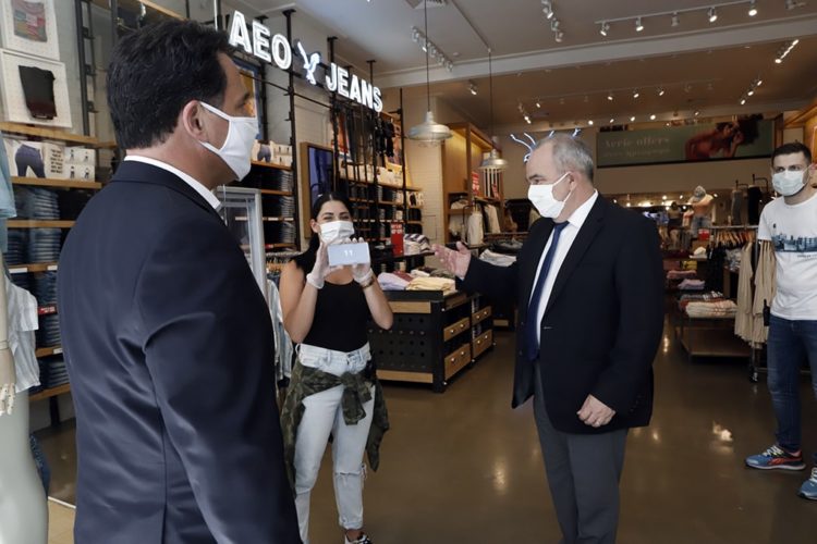 Στον «θάνατο του εμποράκου» ωθούν κυβέρνηση και ΕΕ