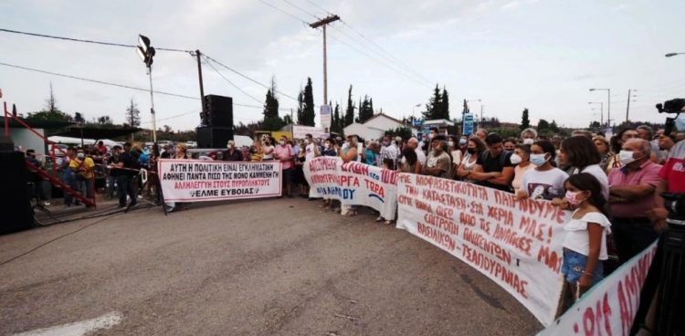 Βόρεια Εύβοια: Οι κάτοικοι παλεύουν μόνοι με τις στάχτες