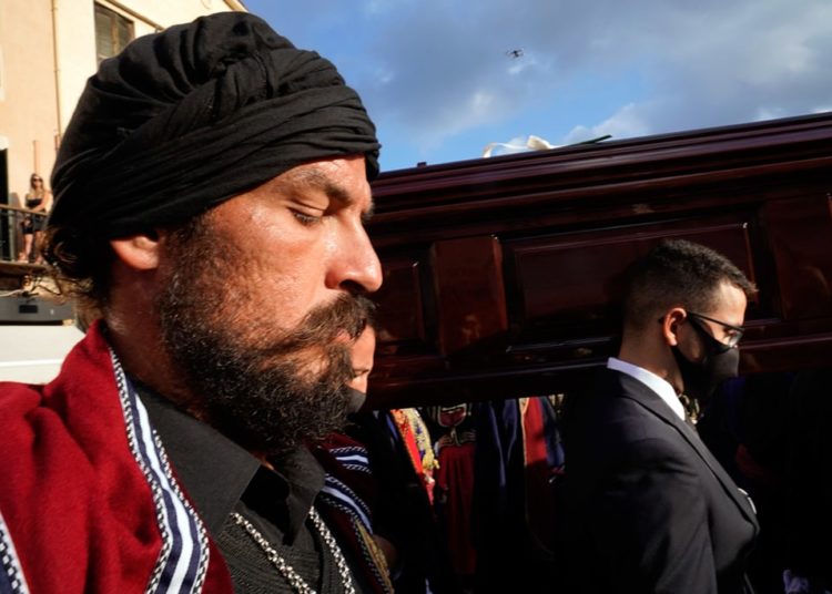 Με σημαίες, με τραγούδια και… με ταμπούρλα αποχαιρέτησαν τον Μίκη Θεοδωράκη (φωτο+βίντεο)