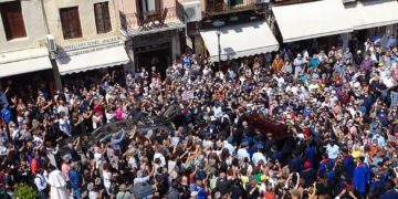 Με σημαίες, με τραγούδια και… με ταμπούρλα αποχαιρέτησαν τον Μίκη Θεοδωράκη (φωτο+βίντεο)