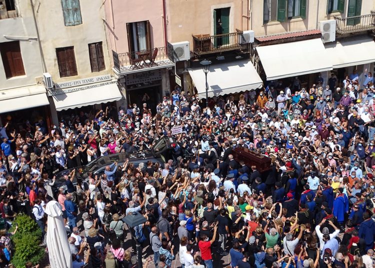 Με σημαίες, με τραγούδια και… με ταμπούρλα αποχαιρέτησαν τον Μίκη Θεοδωράκη (φωτο+βίντεο)