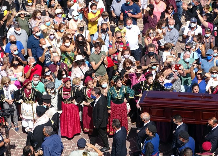 Με σημαίες, με τραγούδια και… με ταμπούρλα αποχαιρέτησαν τον Μίκη Θεοδωράκη (φωτο+βίντεο)