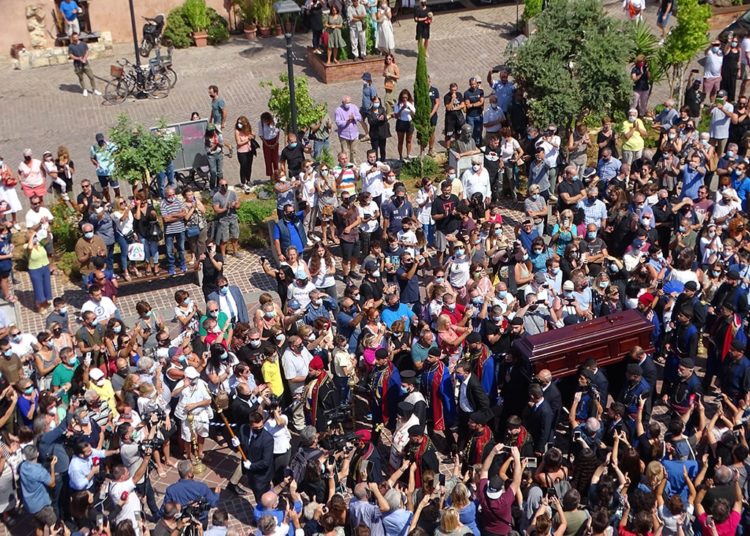 Με σημαίες, με τραγούδια και… με ταμπούρλα αποχαιρέτησαν τον Μίκη Θεοδωράκη (φωτο+βίντεο)