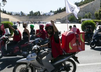 νΚΑ: Οι εργάτες δείχνουν το δρόμο, με υψωμένες τις γροθιές!