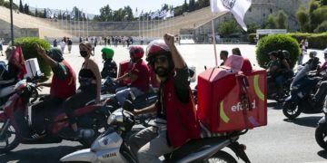 νΚΑ: Οι εργάτες δείχνουν το δρόμο, με υψωμένες τις γροθιές!