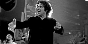 «Ας ήτανε να ζω, στους μεγάλους δρόμους κάτω απ’ τις αφίσες»: Αποχαιρετισμός στον Μίκη Θεοδωράκη