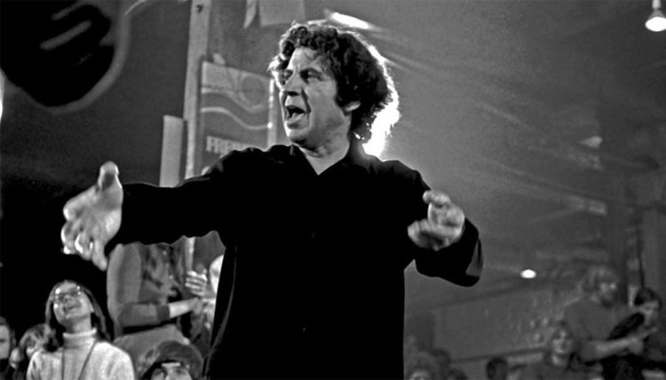 «Ας ήτανε να ζω, στους μεγάλους δρόμους κάτω απ’ τις αφίσες»: Αποχαιρετισμός στον Μίκη Θεοδωράκη