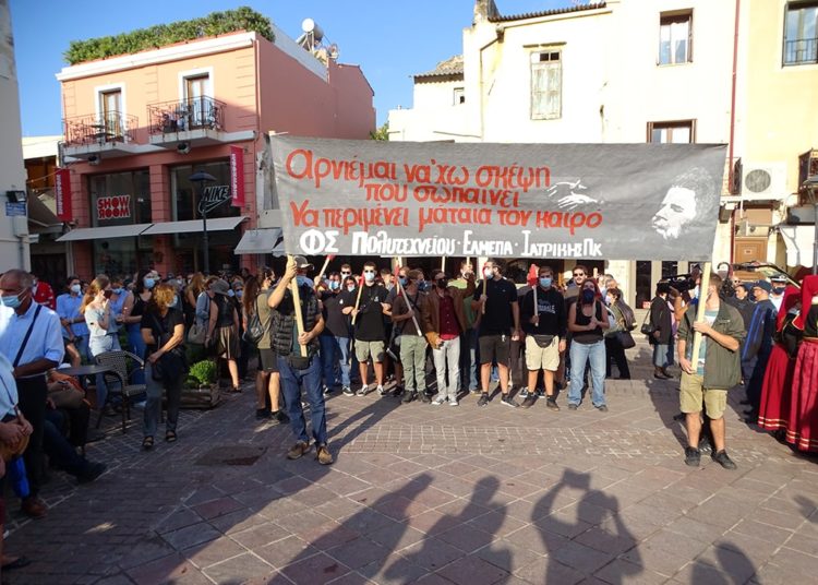 Με σημαίες, με τραγούδια και… με ταμπούρλα αποχαιρέτησαν τον Μίκη Θεοδωράκη (φωτο+βίντεο)