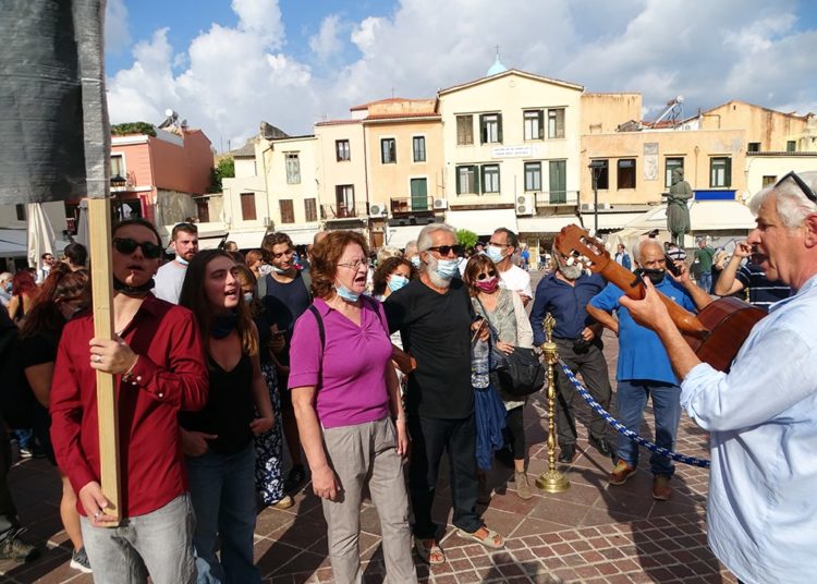 Με σημαίες, με τραγούδια και… με ταμπούρλα αποχαιρέτησαν τον Μίκη Θεοδωράκη (φωτο+βίντεο)