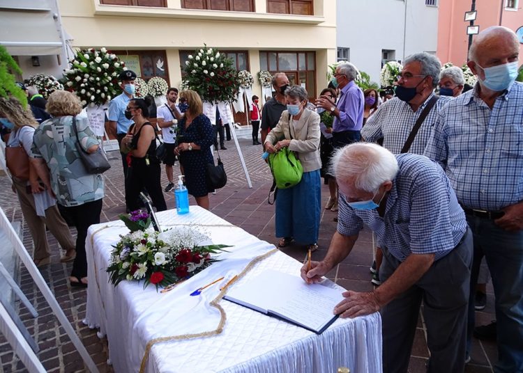 Με σημαίες, με τραγούδια και… με ταμπούρλα αποχαιρέτησαν τον Μίκη Θεοδωράκη (φωτο+βίντεο)