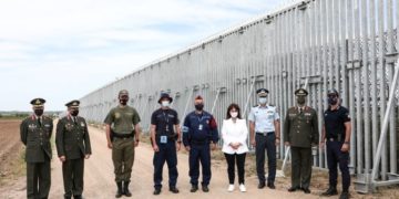 Η διπλωματία των φραχτών καλά κρατεί