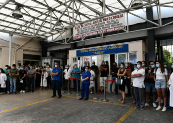 Με κύμα συγκεντρώσεων απάντησαν οι υγειονομικοί στις αναστολές εργασίας