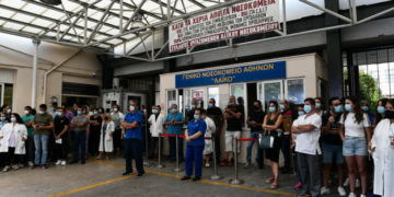 Με κύμα συγκεντρώσεων απάντησαν οι υγειονομικοί στις αναστολές εργασίας