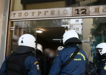 Αστυνομικοί συνέλαβαν εργαζόμενο μέσα στο υπουργείο Πολιτισμού!