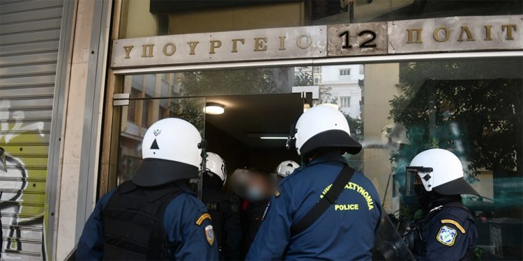 Αστυνομικοί συνέλαβαν εργαζόμενο μέσα στο υπουργείο Πολιτισμού!