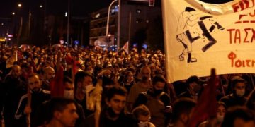 «Βούλιαξε» η Αθήνα, ορμητικό αντιφασιστικό ποτάμι στους δρόμους! (φωτό-βίντεο)