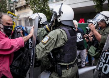 Με χημικά τα ΜΑΤ χτύπησαν το αντιφασιστικό συλλαλητήριο στην Αθήνα