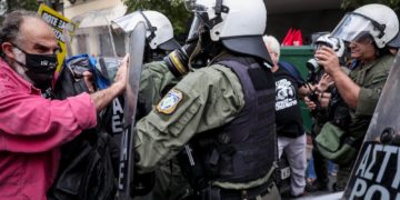 Με χημικά τα ΜΑΤ χτύπησαν το αντιφασιστικό συλλαλητήριο στην Αθήνα