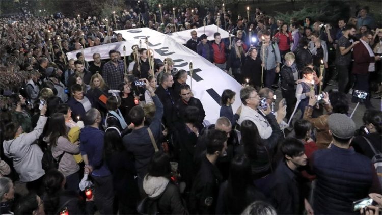 Κολέκτιβ: Εξαιρετικό ερευνητικό ντοκιμαντέρ