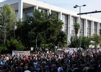 Μια ελπιδοφόρα χαραμάδα φωτός