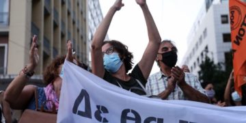 Η υπουργός με το ψαλίδι: Μπαράζ συγχωνεύσεων-κλεισίματος σχολικών τμημάτων εν μέσω πανδημίας