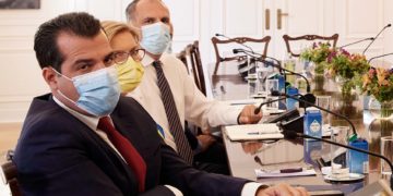 Η Μ. Γκάγκα θέλει να πετάξει τους νέους γιατρούς στον Καιάδα!