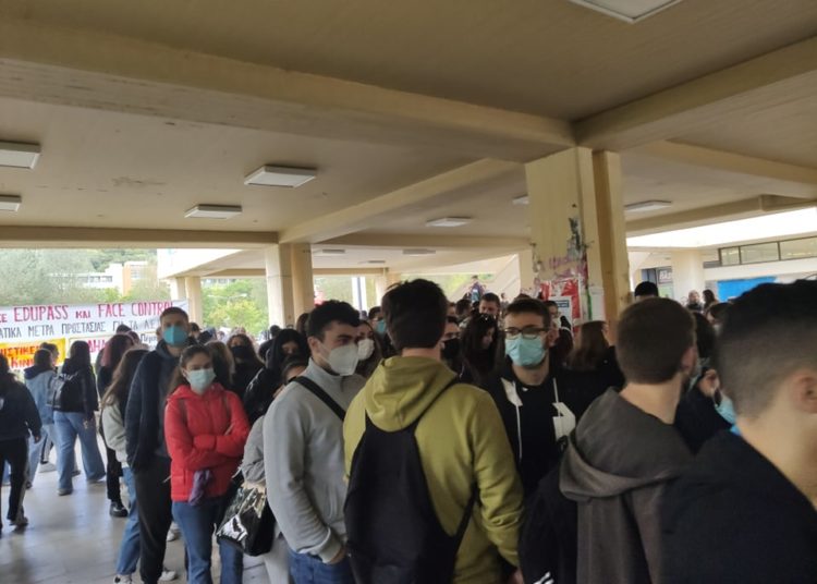 νΚΑ για Πανεπιστήμιο Ιωαννίνων: Ασφυκτικά γεμάτες αίθουσες και όρθιοι φοιτητές (Φωτο)