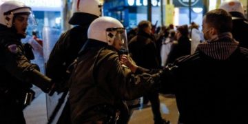 Άγριο ξύλο στη διαδήλωση για την εν ψυχρώ εκτέλεση του 18χρονου στο Πέραμα (βίντεο)